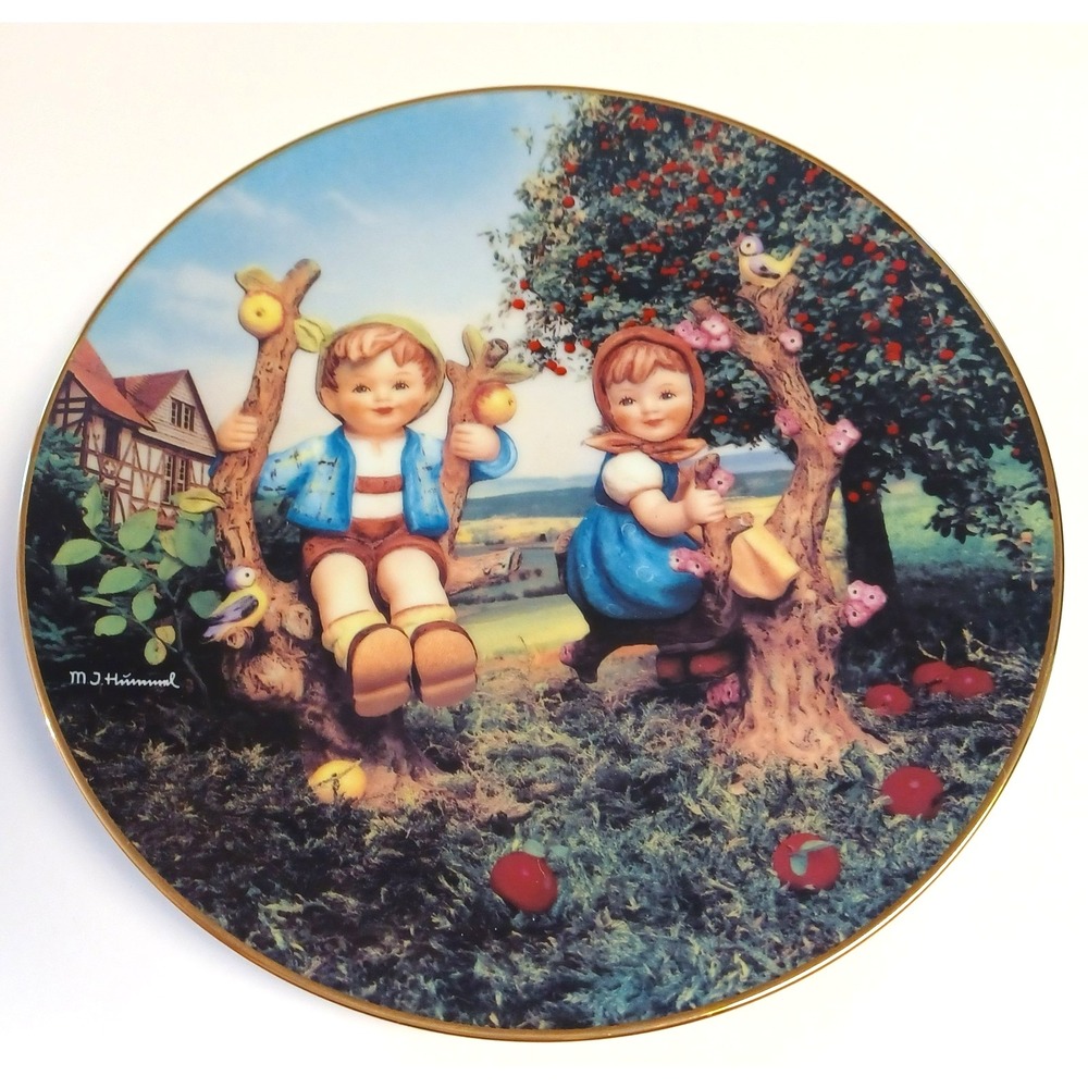 Vintage 1989 Hummel Apple Tree Boy and Girl Danbury Mint Collector Plate LY3705
